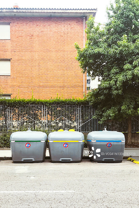 街道上的回收箱图片素材