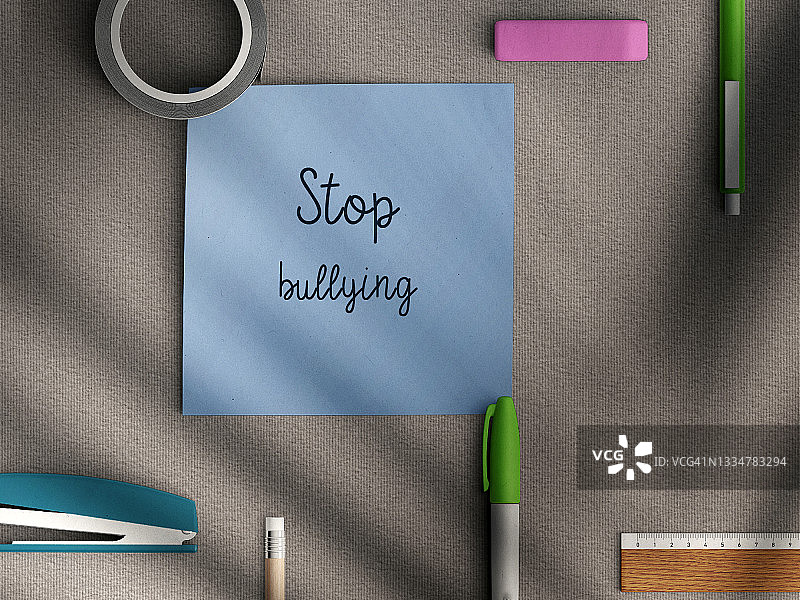 在带有学校用品的便签上停止欺凌图片素材