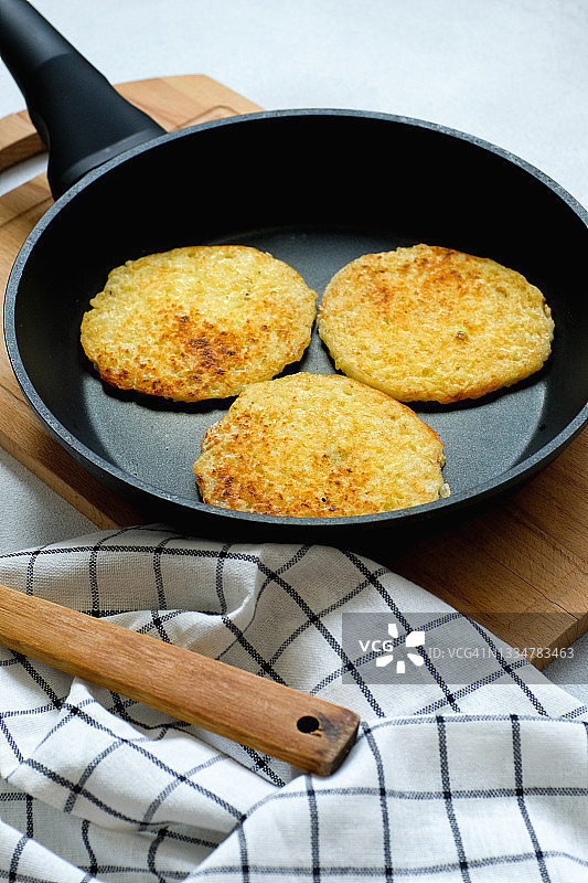 家常金黄土豆饼：美味早餐的制作图片素材