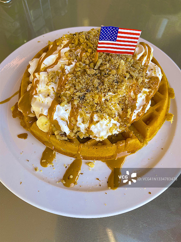 早餐华夫饼配生奶油图片素材