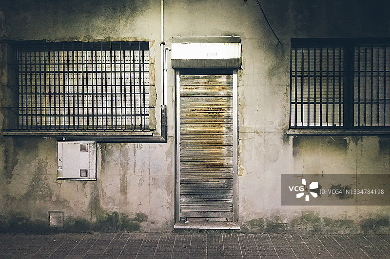 废弃酒吧的 фасаде图片素材