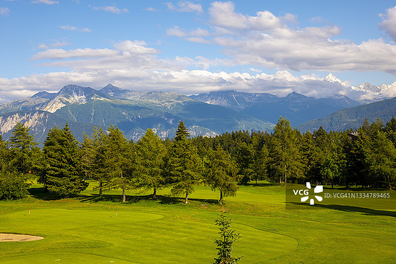 克兰蒙塔纳雪山和魏斯峰全景，海拔4505米，还有高尔夫球场和云景图片素材