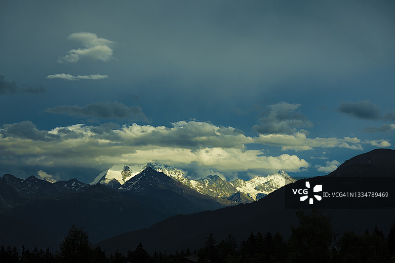 雪山云海全景图片素材