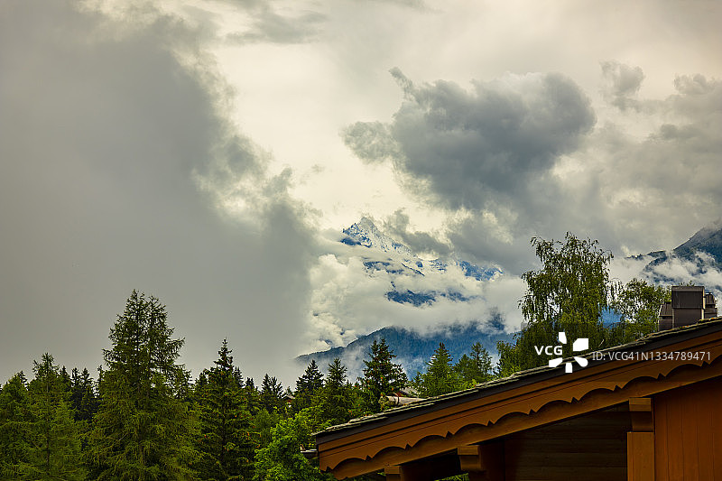 雪山山顶及房屋一角全景图片素材