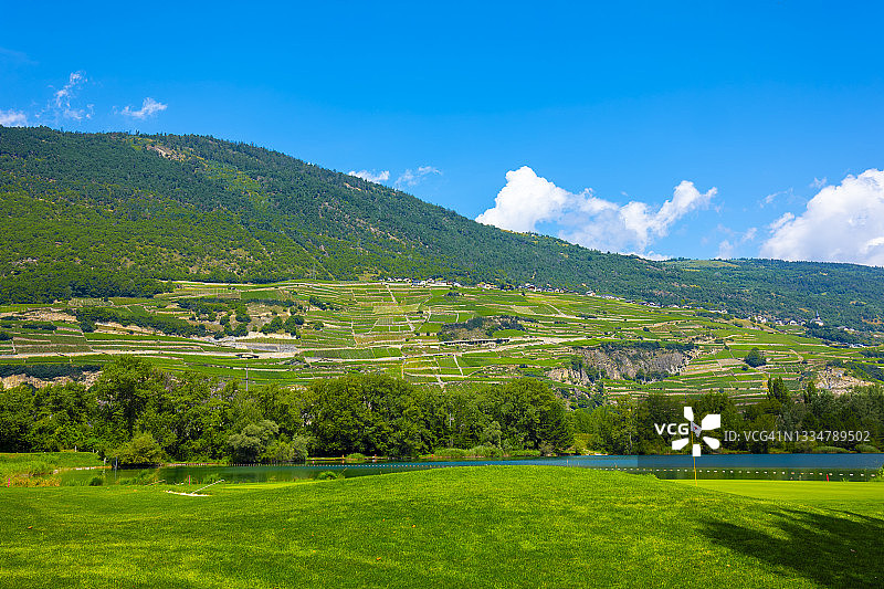 阳光明媚的夏日，高尔夫球场和葡萄园的山景图片素材
