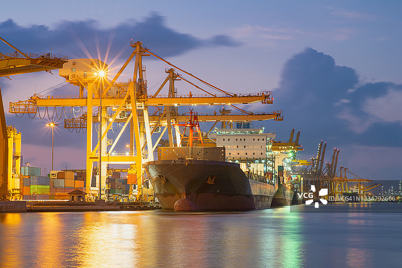 船厂用桥式起重机运输货运集装箱图片素材