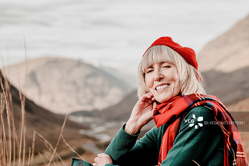 身穿传统服装的女子，在苏格兰格兰科图片素材