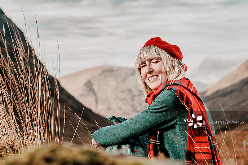 身穿传统服装的女子，在苏格兰格兰科图片素材