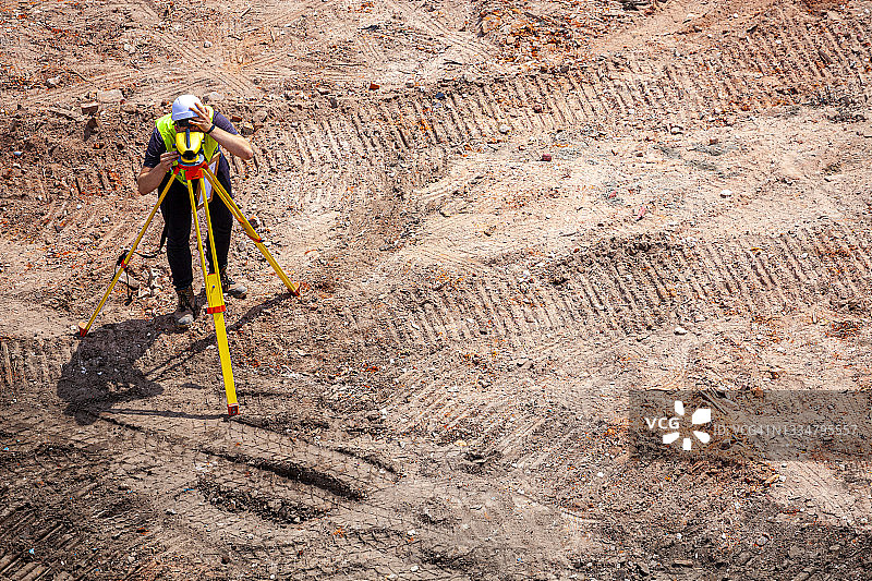 在新建筑工地工作的测量员图片素材