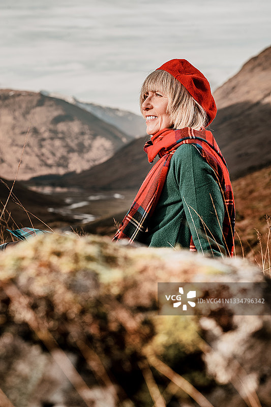 身穿传统服装的女子，在苏格兰格兰科图片素材