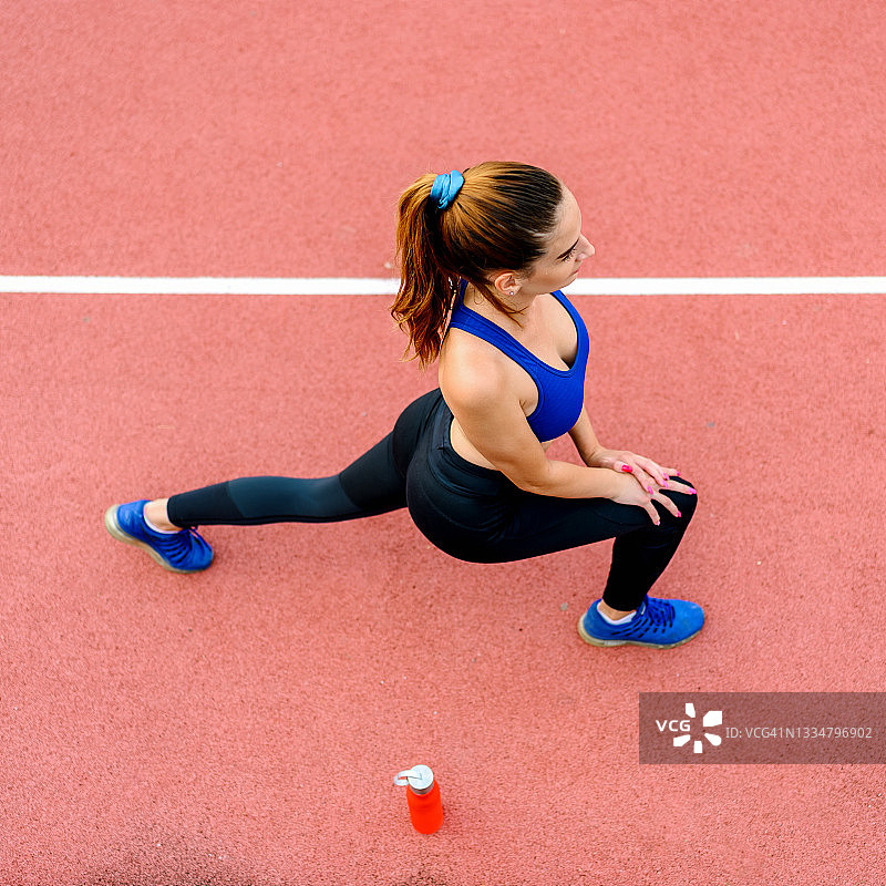 年轻女人做腿部伸展运动图片素材