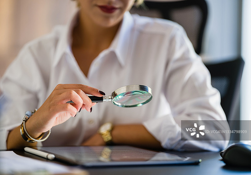 女商人使用平板电脑在办公室签署法律文件图片素材