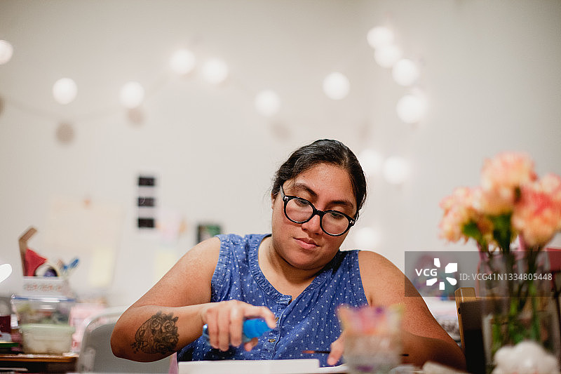 西班牙裔女人绘画创作图片素材