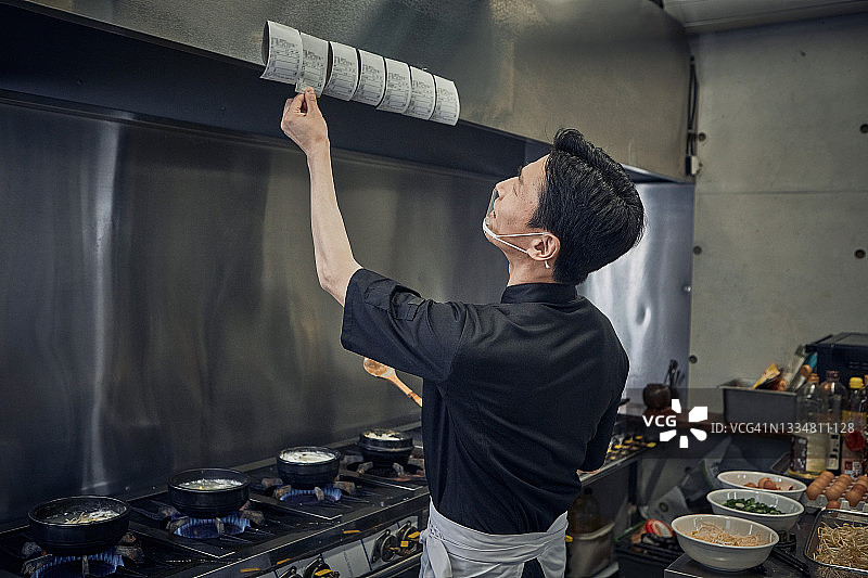 男厨师在厨房准备食物图片素材