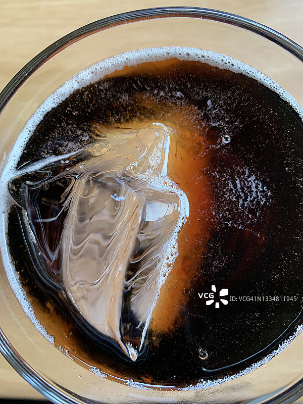 可口可乐杯中的冰块图片素材