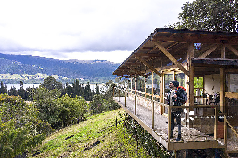 拉丁裔男人在野外露营房外休息图片素材