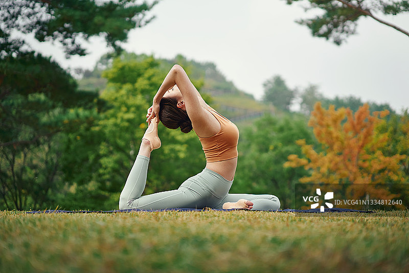 在户外做瑜伽的女人图片素材