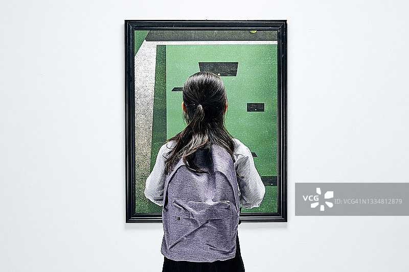 女孩在看艺术品图片素材