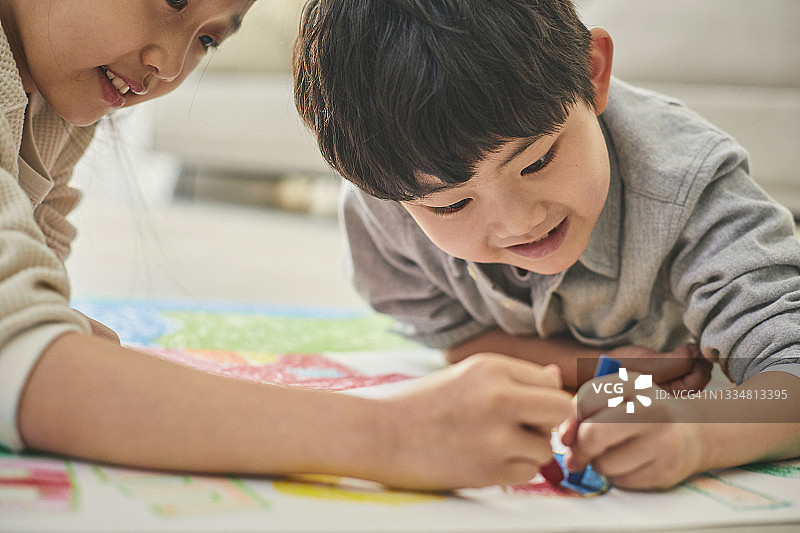男孩和女孩一起绘画图片素材