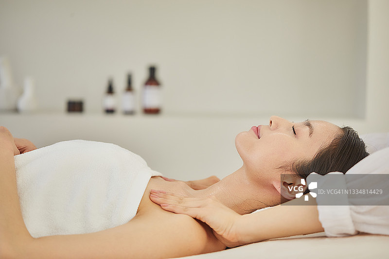 享受按摩的女人图片素材