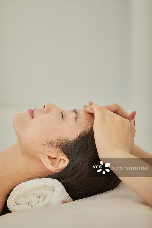 享受按摩的女人图片素材