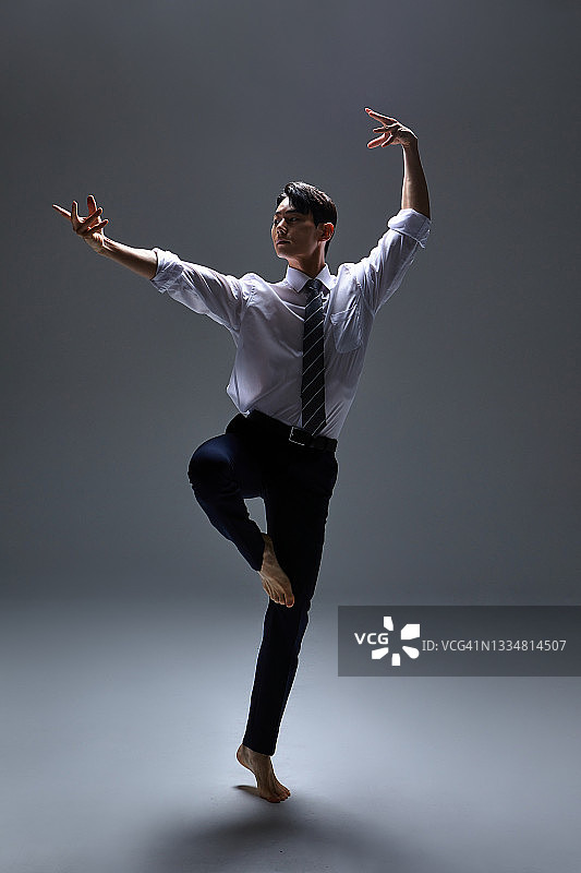 西装革履的男人在跳舞图片素材