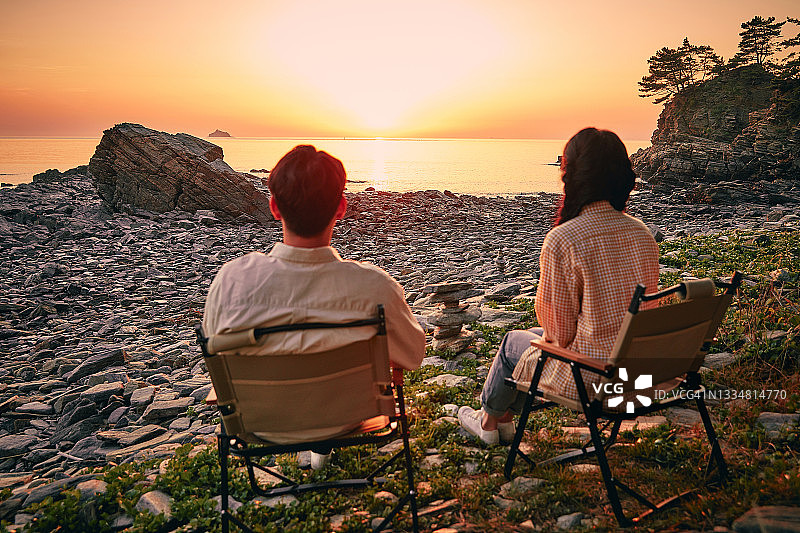 一对情侣一起欣赏日落图片素材