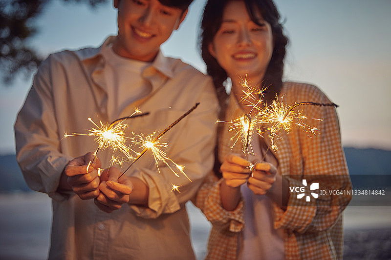 一对情侣一起欣赏烟花图片素材