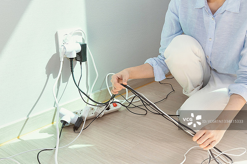 正在整理电线的女人图片素材