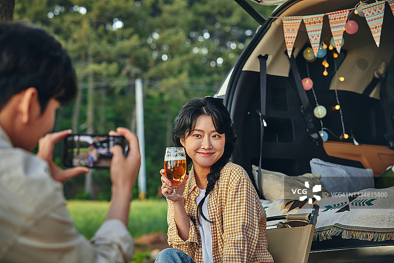 露营时为女友拍照的男友图片素材