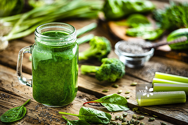 乡村木桌上的绿色排毒饮料图片素材