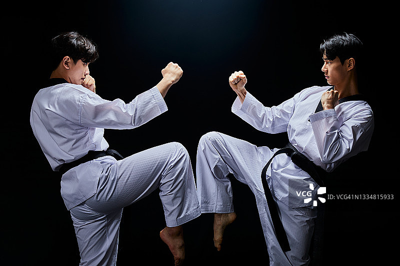 两个男人练习跆拳道图片素材