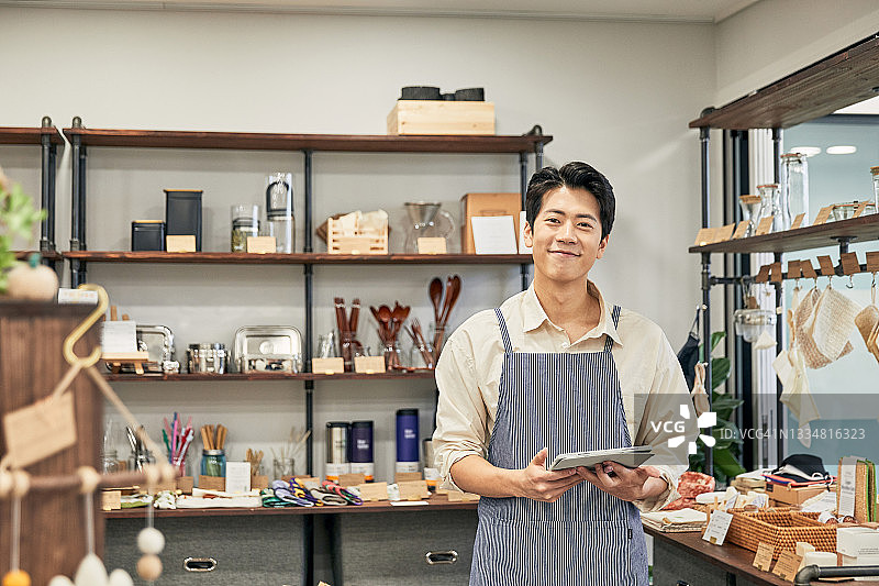 在零浪费商店里的男人图片素材