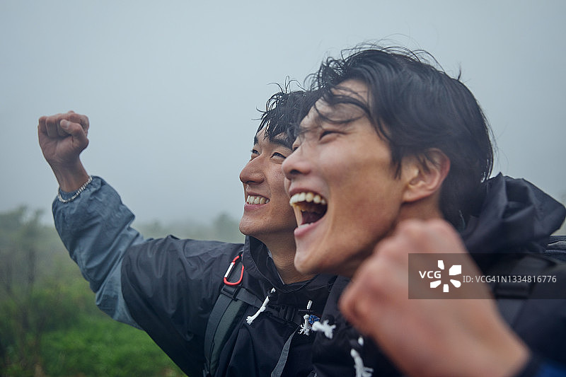 山顶上对着喊叫的两个男人图片素材