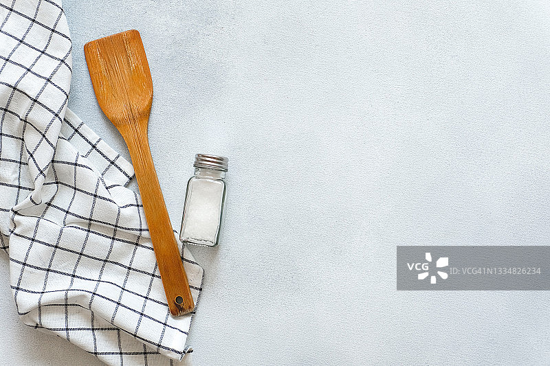 干净的木制锅铲、厨房用巾和调味罐：餐厅、咖啡馆及家庭厨房烹饪理念图片素材