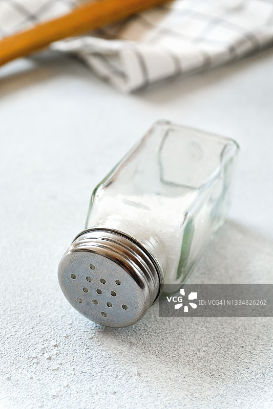 干净的木制锅铲、厨房用巾和调味罐：餐厅、咖啡馆及家庭厨房烹饪理念图片素材