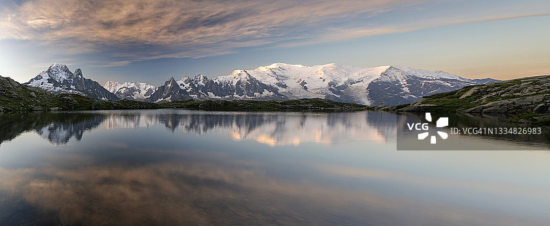 日出时分法国谢泽里湖与勃朗峰山脉图片素材