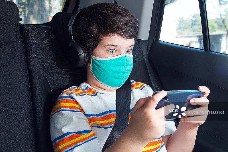 戴口罩坐在车里的孩子图片素材