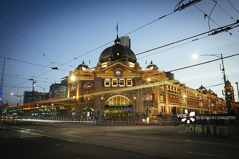 澳大利亚墨尔本弗林德斯街车站光轨图片素材