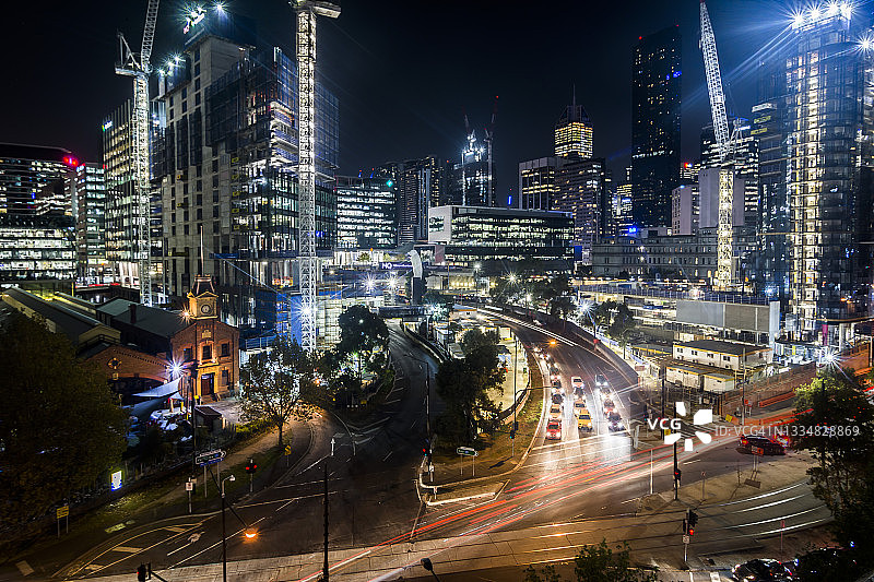 夜晚，灯光穿过墨尔本一个繁忙的十字路口图片素材