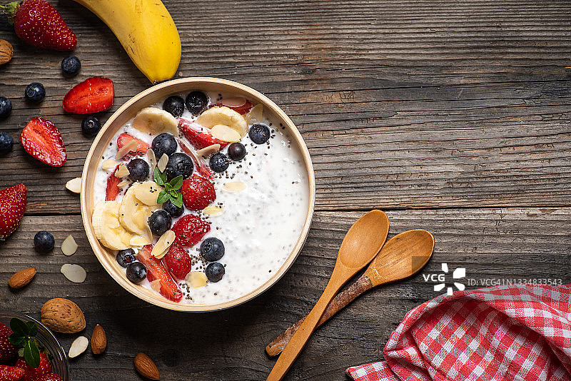 含格兰诺拉麦片、各种水果、浆果和奇亚籽的新鲜酸奶，适合健康早餐图片素材