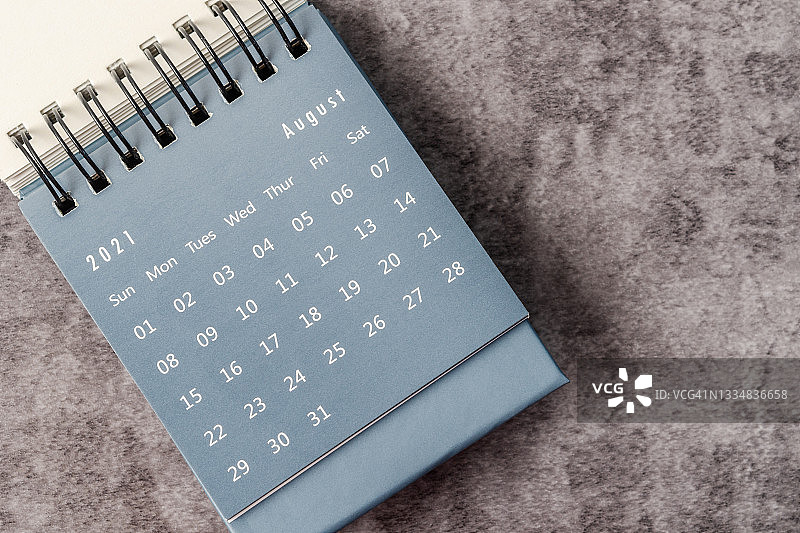 八月日历：2021年办公桌日历，用于安排和提醒。商务规划预约会议概念图片素材