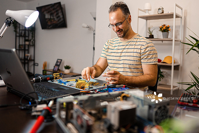 在家办公的工程师图片素材