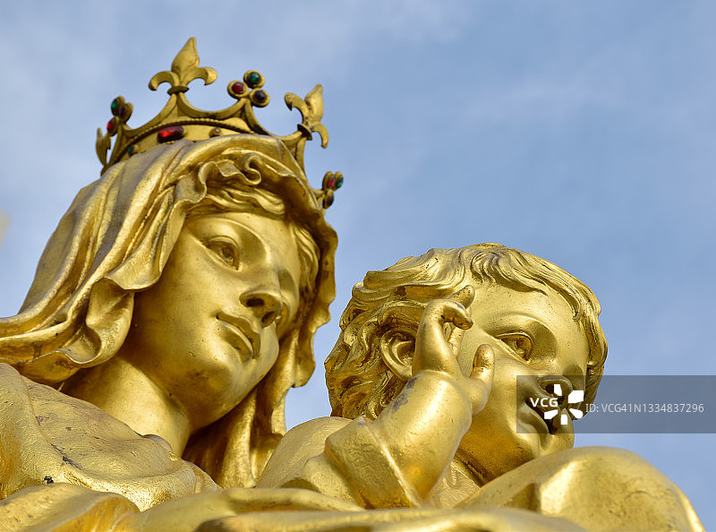 泰国教堂里的圣母玛利亚和耶稣的金色雕像图片素材