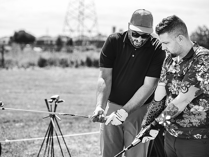 截肢者及其教练练习高尔夫图片素材