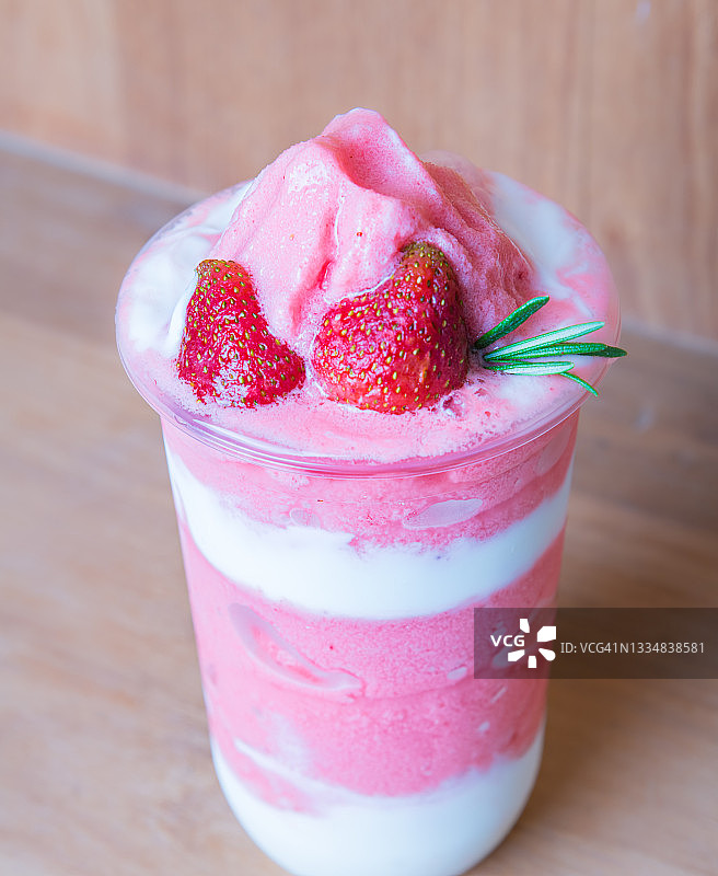 草莓酸奶冰沙图片素材
