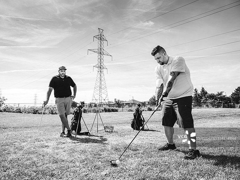 截肢者及其教练练习高尔夫图片素材