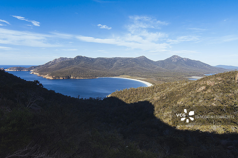 阳光明媚的塔斯马尼亚，酒杯湾和周边的菲欣纳半岛山脉图片素材