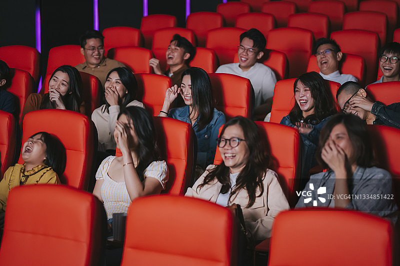 亚洲观众在电影院观看喜剧电影图片素材