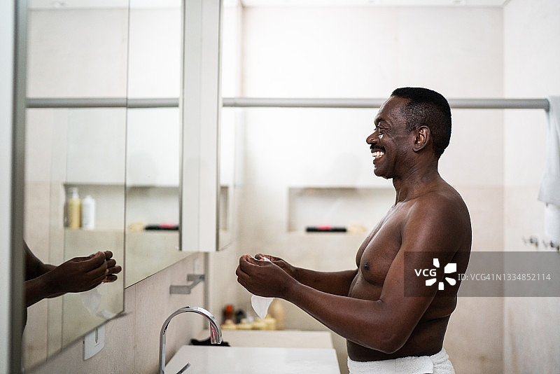 快乐的老年男人在家照镜子图片素材